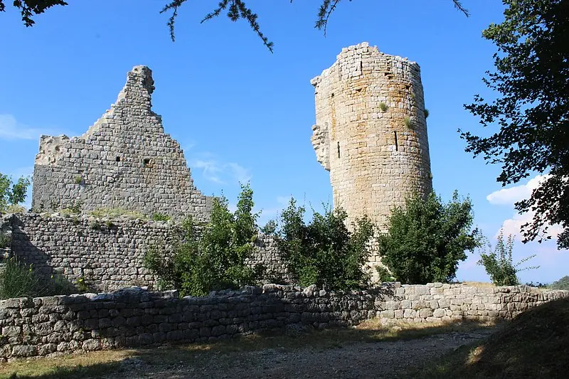 Foto von Dorf (Spuren der Alten) und Schloss (Spuren) - René Hourdry - © Creative Commons (https://creativecommons.org/licenses/by-sa/4.0/deed.fr)
