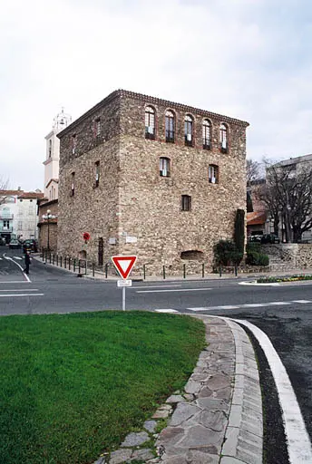 Picture of Square tower - POP Plateforme Ouverte du Patrimoine / Base Mérimée - © Monuments historiques
