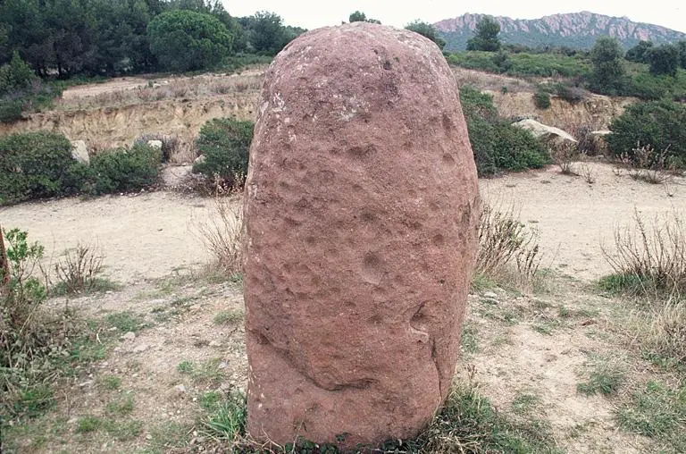 Foto von Menhir sagt Pierre Levée - POP Plateforme Ouverte du Patrimoine / Base Mérimée - © Monuments historiques