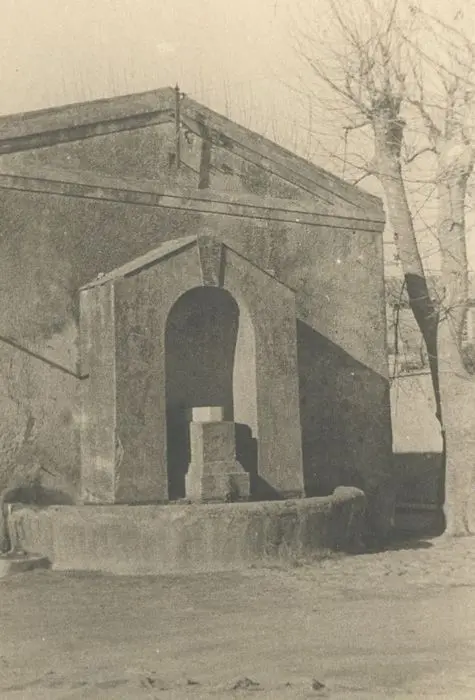 Foto de Washhouse y su fuente al aire libre - POP Plateforme Ouverte du Patrimoine / Base Mérimée - © Ministère de la Culture (France), Médiathèque du patrimoine et de la photographie, tous droits réservés