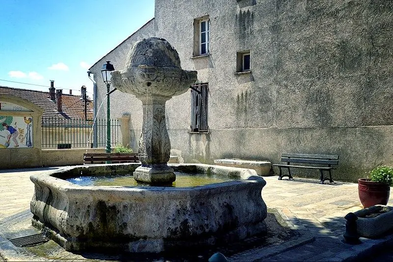 Foto di Fontana - Pierre Bona - © Creative Commons (https://creativecommons.org/licenses/by-sa/4.0/deed.fr)