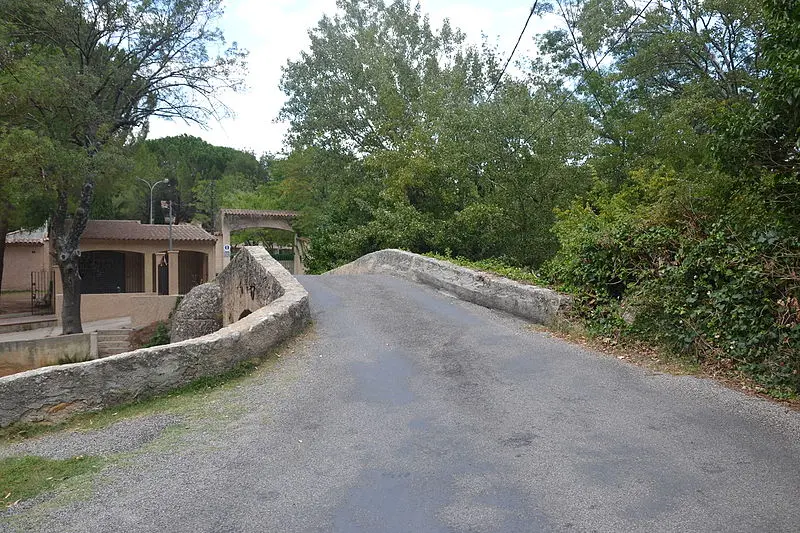 Foto di Pont du Gourgaret Sur La Bresque - Marianne Casamance - © Creative Commons (https://creativecommons.org/licenses/by-sa/4.0/deed.fr)