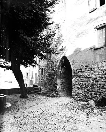 Foto di Sarrazine Door Sock e Case adiacenti lì - POP Plateforme Ouverte du Patrimoine / Base Mérimée - © Ministère de la Culture (France), Médiathèque du patrimoine et de la photographie, diffusion RMN-GP