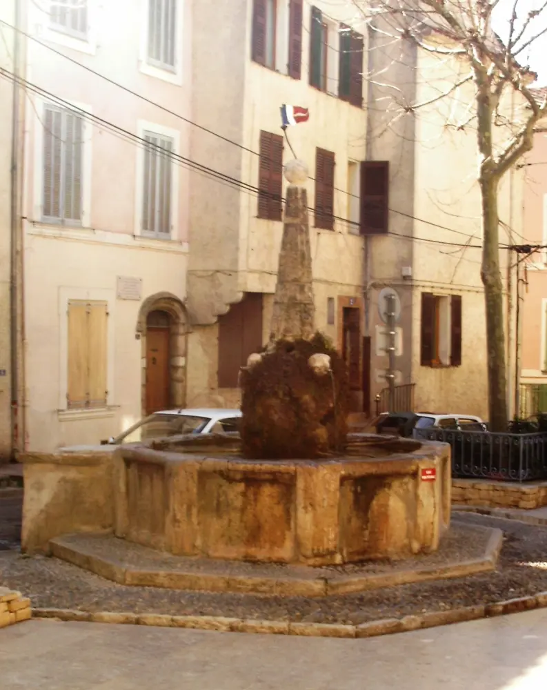 Foto von Brunnen - Sous licence Creative Commons (https://creativecommons.org/licenses/by-sa/4.0/deed.fr) - Par Jrt~commonswiki - © Creative Commons (https://creativecommons.org/licenses/by-sa/4.0/deed.fr)