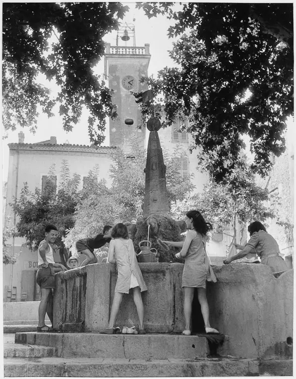 Foto von Brunnen - POP Plateforme Ouverte du Patrimoine / Base Mérimée - © Donation Willy Ronis, Ministère de la Culture (France), Médiathèque du patrimoine et de la photographie, diffusion GrandPalaisRmn Photo