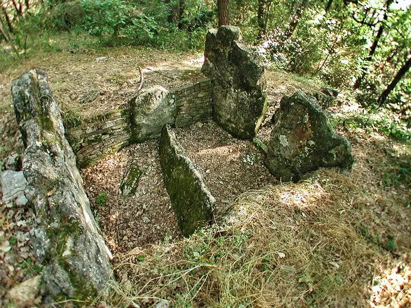 Foto di Dolmen di Verrerie-Vieille - This illustration was made by (User:Royonx) and re - © Creative Commons (https://creativecommons.org/licenses/by-sa/4.0/deed.fr)