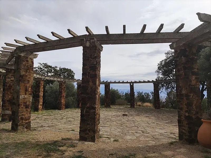 Picture of Round pergola of the pateck and flowery staircase - Pélagie Beaurepaire - © Creative Commons (https://creativecommons.org/licenses/by-sa/4.0/deed.fr)