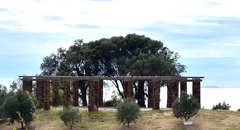 Picture of Round pergola of the pateck and flowery staircase - Pélagie Beaurepaire - © Creative Commons (https://creativecommons.org/licenses/by-sa/4.0/deed.fr)