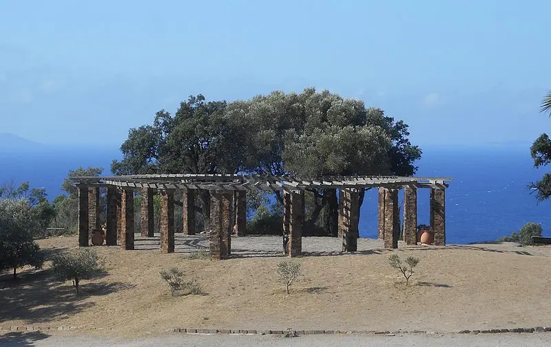Picture of Round pergola of the pateck and flowery staircase - Emartin - © Creative Commons (https://creativecommons.org/licenses/by-sa/4.0/deed.fr)