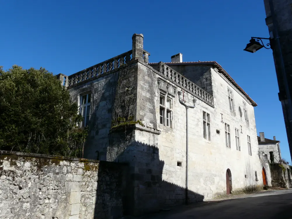 Foto di Castello - Sous licence Creative Commons (https://creativecommons.org/licenses/by-sa/4.0/deed.fr) - Par Père Igor - © Creative Commons (https://creativecommons.org/licenses/by-sa/4.0/deed.fr)