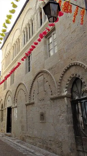 Foto von Antik - MOSSOT - © Creative Commons (https://creativecommons.org/licenses/by-sa/4.0/deed.fr)
