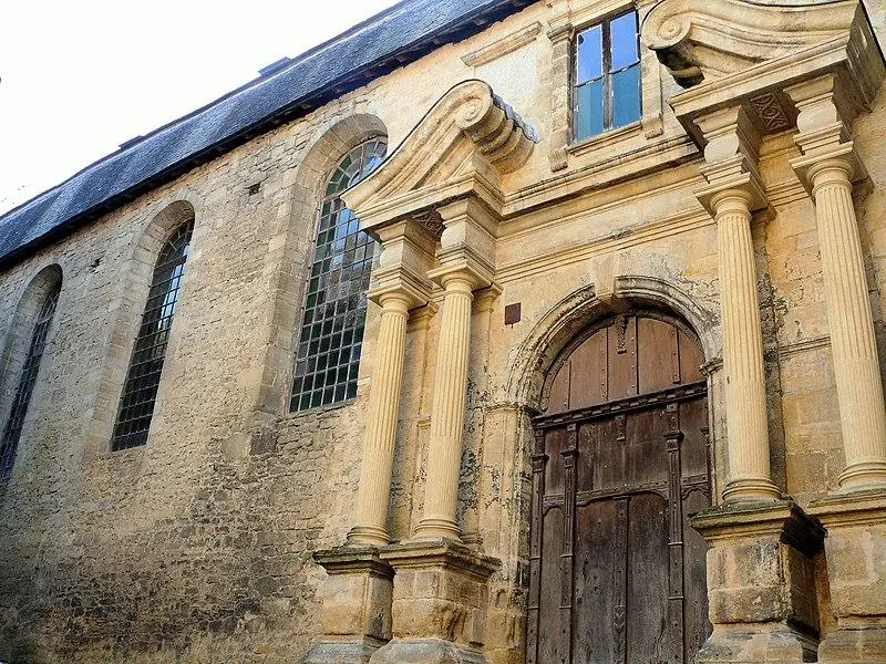 Foto de Vieja capilla de recuerdos o penitentes y su claustro - MOSSOT - © Creative Commons (https://creativecommons.org/licenses/by-sa/4.0/deed.fr)