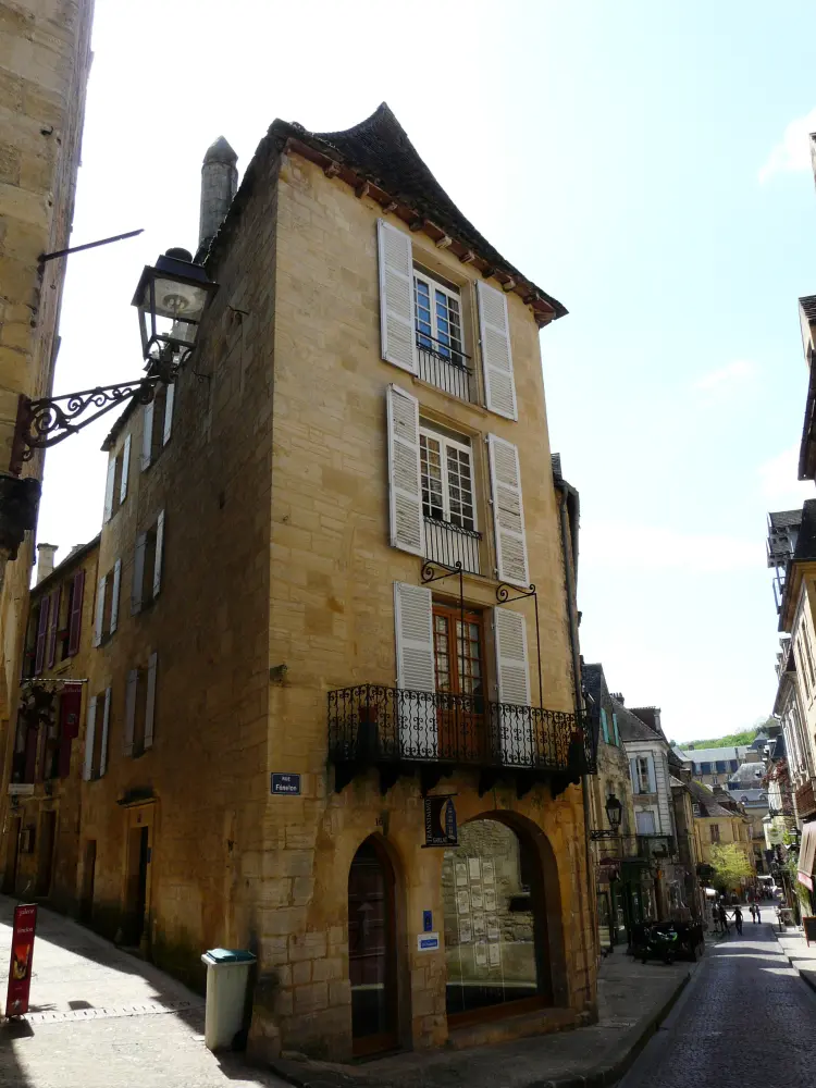 Foto de Edificio - Sous licence Creative Commons (https://creativecommons.org/licenses/by-sa/4.0/deed.fr) - Par Père Igor - © Creative Commons (https://creativecommons.org/licenses/by-sa/4.0/deed.fr)