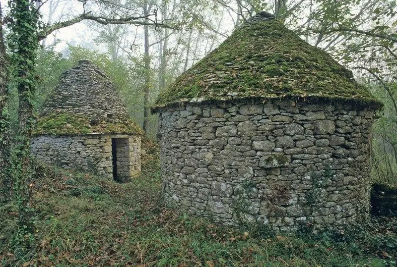 Foto von Trockensteinhütten Nr. 24 und 25, gegenüber - Dominique Robert REPERANT - © Creative Commons (https://creativecommons.org/licenses/by-sa/4.0/deed.fr)