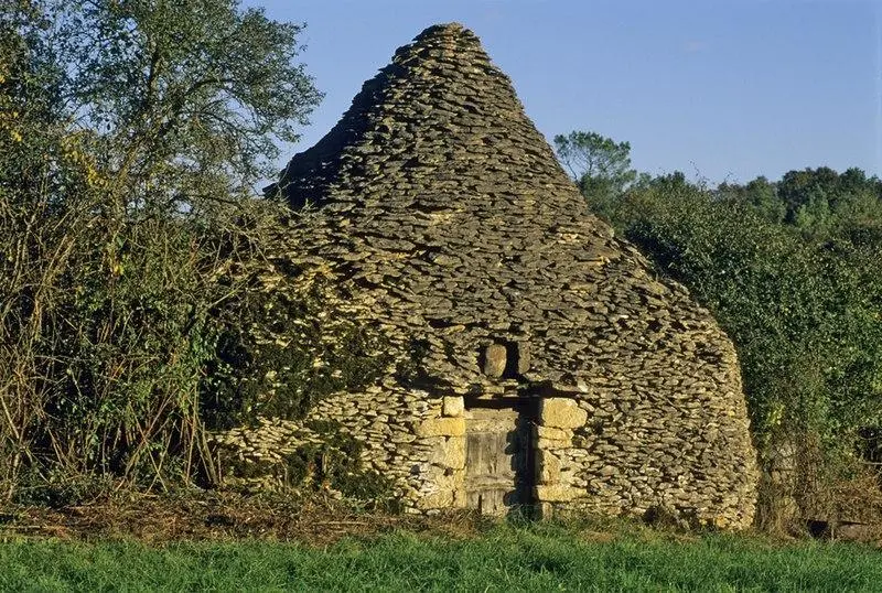 Foto di Cabina in pietra secca di maltergne - Dominique Robert REPERANT - © Creative Commons (https://creativecommons.org/licenses/by-sa/4.0/deed.fr)