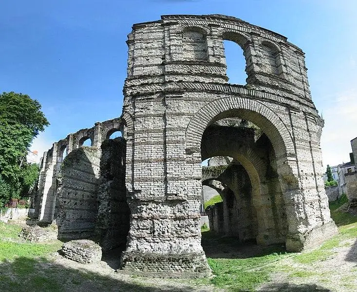 Foto de Restos del anfiteatro llamado palacio galio - Frédéric Rodrigo - © Creative Commons (https://creativecommons.org/licenses/by-sa/4.0/deed.fr)
