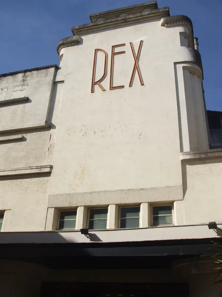 Foto de Old Rex Cinema - Sous licence Creative Commons (https://creativecommons.org/licenses/by-sa/4.0/deed.fr) - Par Le grand Cricri - © Creative Commons (https://creativecommons.org/licenses/by-sa/4.0/deed.fr)