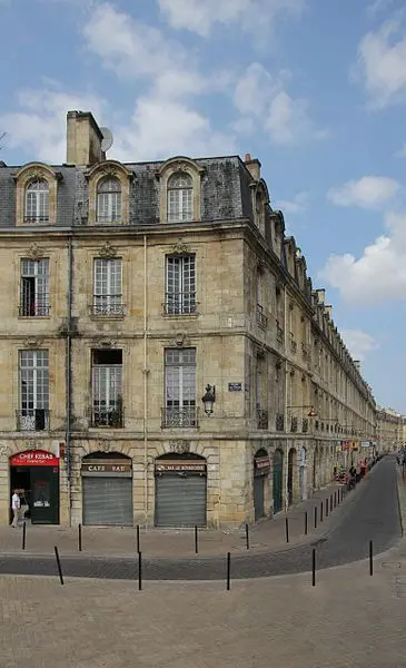 Foto de Edificio - Superbass - © Creative Commons (https://creativecommons.org/licenses/by-sa/4.0/deed.fr)