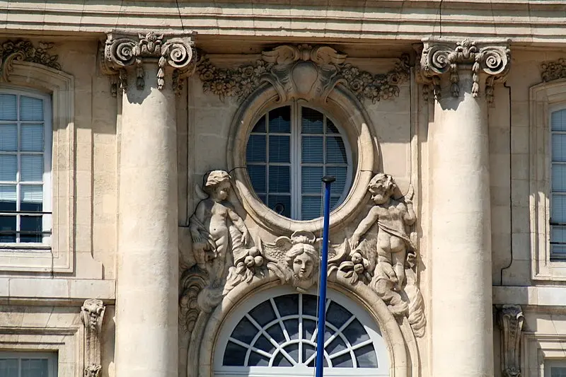 Foto de Edificio - Ophelia2 - © Creative Commons (https://creativecommons.org/licenses/by-sa/4.0/deed.fr)