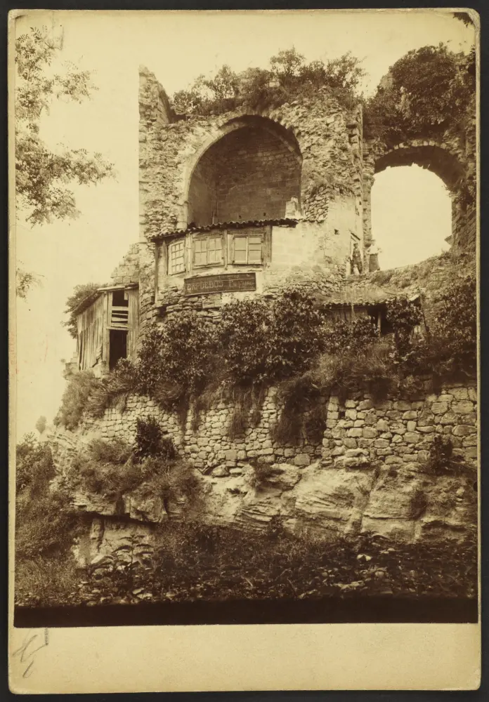 Foto de Ruinas del Château des Quatrefils-aymon - Sous licence Creative Commons (https://creativecommons.org/licenses/by-sa/4.0/deed.fr) - Par Bibnum ubm - © Creative Commons (https://creativecommons.org/licenses/by-sa/4.0/deed.fr)