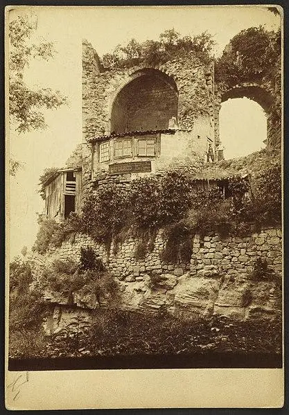 Foto de Ruinas del Château des Quatrefils-aymon - Auteur inconnu - © Creative Commons (https://creativecommons.org/licenses/by-sa/4.0/deed.fr)