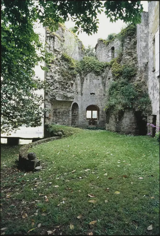 Foto de Château des quatre sos - POP Plateforme Ouverte du Patrimoine / Base Mérimée - © Donation VMF, Ministère de la Culture (France), Médiathèque du patrimoine et de la photographie, diffusion GrandPalaisRmn Photo