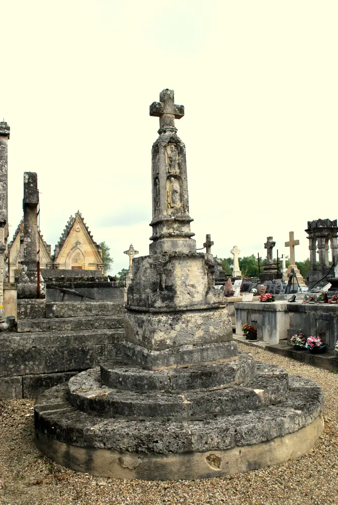 Foto von Friedhofskreuz - Sous licence Creative Commons (https://creativecommons.org/licenses/by-sa/4.0/deed.fr) - Par William Ellison - © Creative Commons (https://creativecommons.org/licenses/by-sa/4.0/deed.fr)
