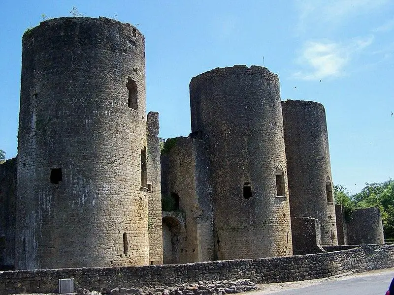 Foto de Ruinas del castillo - Henry SALOMÉ - © Creative Commons (https://creativecommons.org/licenses/by-sa/4.0/deed.fr)