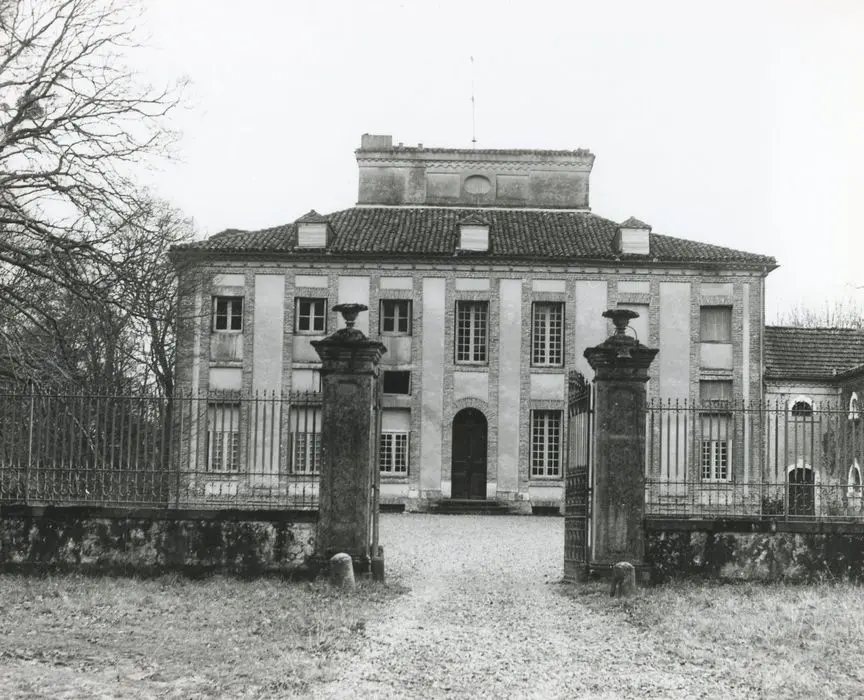 Foto di Castello di Esignoli - POP Plateforme Ouverte du Patrimoine / Base Mérimée - © Ministère de la Culture (France), Médiathèque du patrimoine et de la photographie, tous droits réservés