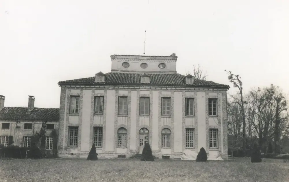 Foto di Castello di Esignoli - POP Plateforme Ouverte du Patrimoine / Base Mérimée - © Ministère de la Culture (France), Médiathèque du patrimoine et de la photographie, tous droits réservés