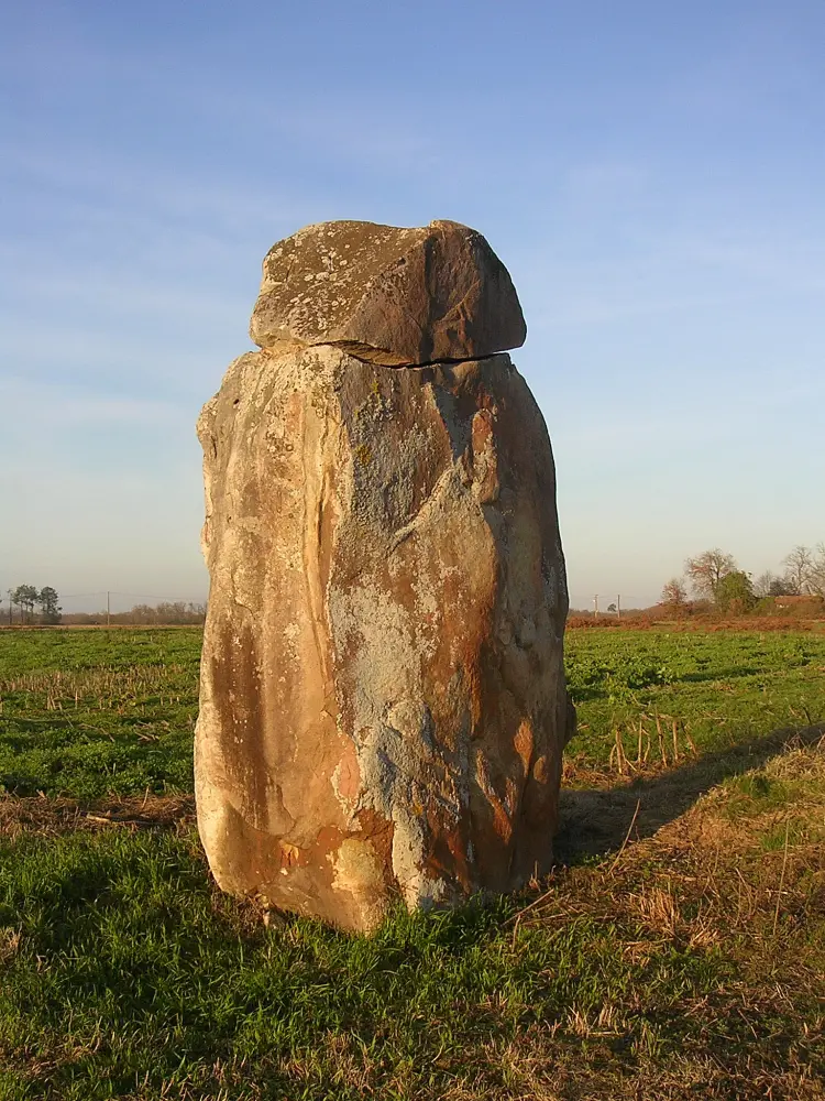 Foto von Megalithic Stone namens Guillay - Sous licence Creative Commons (https://creativecommons.org/licenses/by-sa/4.0/deed.fr) - Par Jibi44 - © Creative Commons (https://creativecommons.org/licenses/by-sa/4.0/deed.fr)