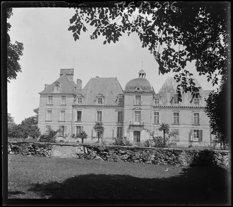Picture of Castle - POP Plateforme Ouverte du Patrimoine / Base Mérimée - © Ministère de la Culture (France), Médiathèque du patrimoine et de la photographie, diffusion RMN-GP