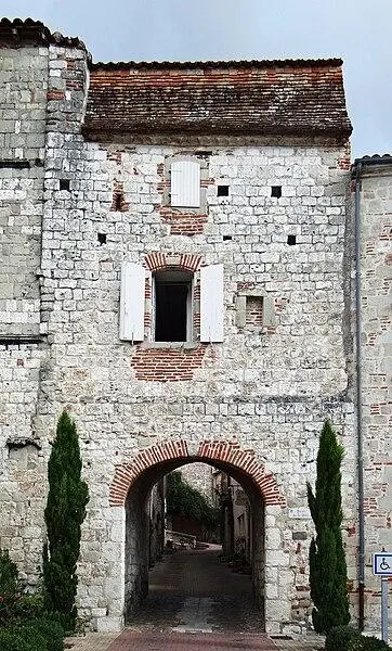 Foto von Stadttür und das alte Haus angrenzend - MOSSOT - © Creative Commons (https://creativecommons.org/licenses/by-sa/4.0/deed.fr)