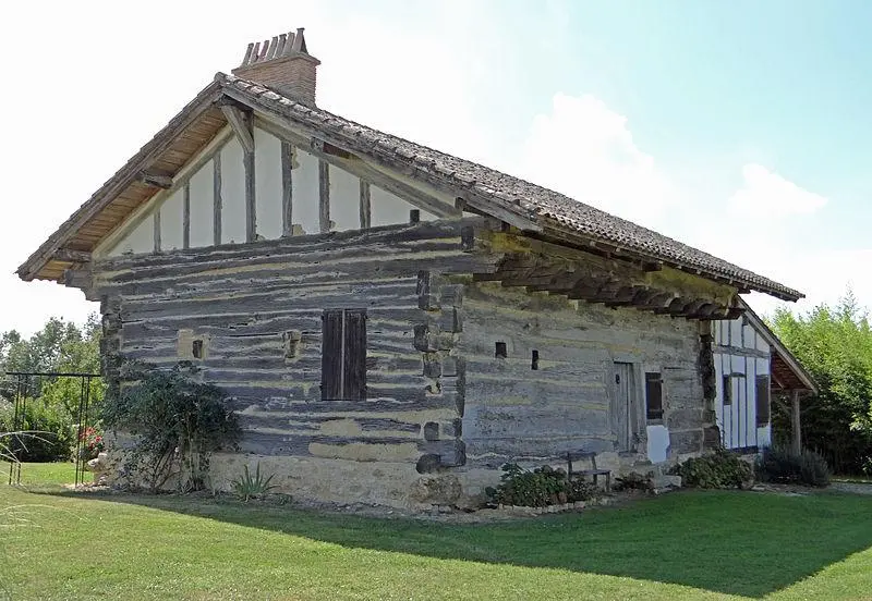 Picture of Peyregras beam stacking house - MOSSOT - © Creative Commons (https://creativecommons.org/licenses/by-sa/4.0/deed.fr)