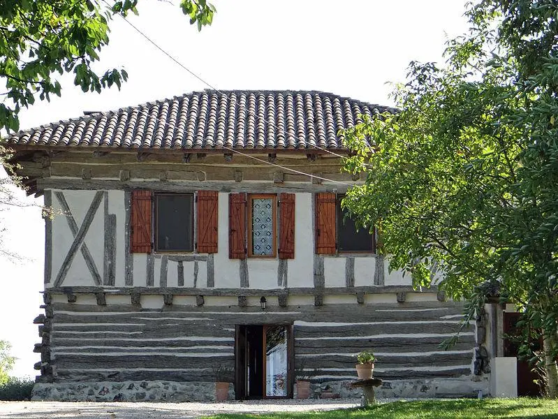 Foto von Haus mit Stapeln von Esquirol -Strahlen - MOSSOT - © Creative Commons (https://creativecommons.org/licenses/by-sa/4.0/deed.fr)