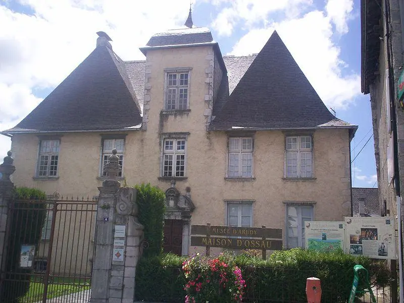 Foto von Hotel -Pouts (ehemalige Gendarmerie) - Original téléversé par Annabelle deFC sur Wikipédi - © Creative Commons (https://creativecommons.org/licenses/by-sa/4.0/deed.fr)
