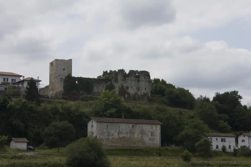 Foto di Castello di Guiche - Sous licence Creative Commons (https://creativecommons.org/licenses/by-sa/4.0/deed.fr) - Par Daniel VILLAFRUELA - © Creative Commons (https://creativecommons.org/licenses/by-sa/4.0/deed.fr)
