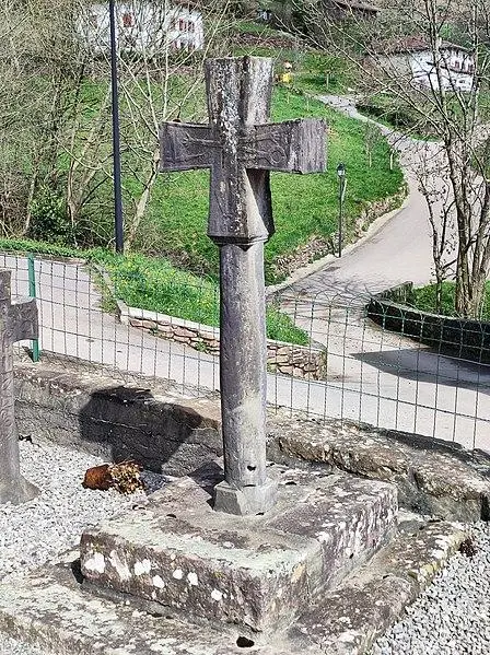 Foto von Friedhofskreuz - Jojo V - © Creative Commons (https://creativecommons.org/licenses/by-sa/4.0/deed.fr)