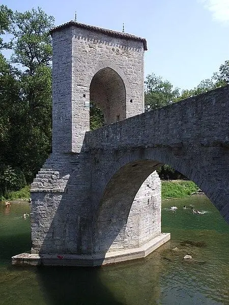 Foto von Überreste einer alten Brücke - Sebb - © Creative Commons (https://creativecommons.org/licenses/by-sa/4.0/deed.fr)