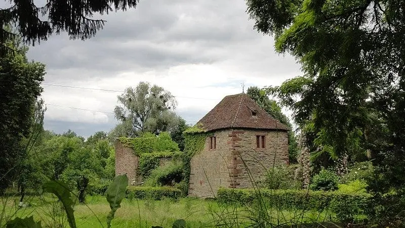Foto von Überreste der Burg - © Ralph Hammann - Wikimedia Commons - © Creative Commons (https://creativecommons.org/licenses/by-sa/4.0/deed.fr)
