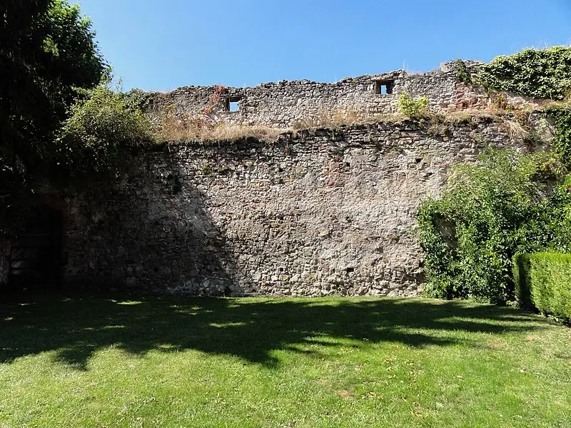 Photo de Enceinte médiévale de la ville (vestiges du mur) - © Ralph Hammann - Wikimedia Commons - © Creative Commons (https://creativecommons.org/licenses/by-sa/4.0/deed.fr)