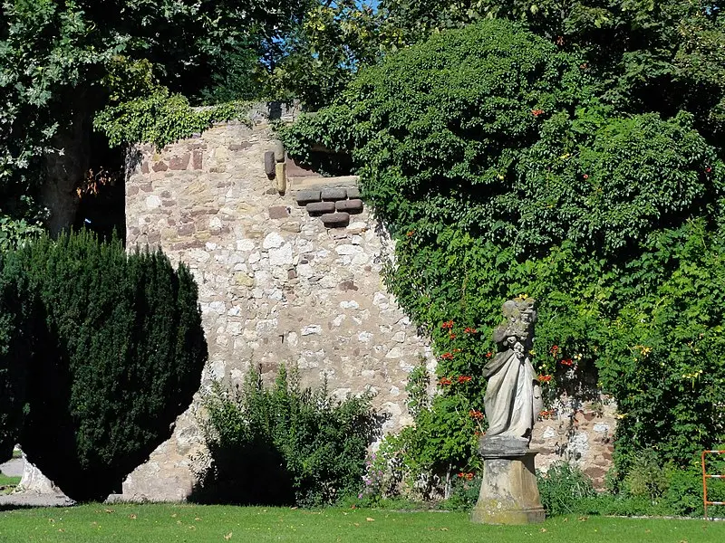 Photo de Enceinte médiévale de la ville (vestiges du mur) - © Ralph Hammann - Wikimedia Commons - © Creative Commons (https://creativecommons.org/licenses/by-sa/4.0/deed.fr)