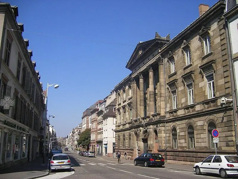 Foto de Ex hotel del comandante -en el principal de Alsacia (ex Hotel du Bourg), ex juzgado, luego hotel de policía o ex hotel del gobernador militar o mariscal de Bourg - Szeder László - © Creative Commons (https://creativecommons.org/licenses/by-sa/4.0/deed.fr)