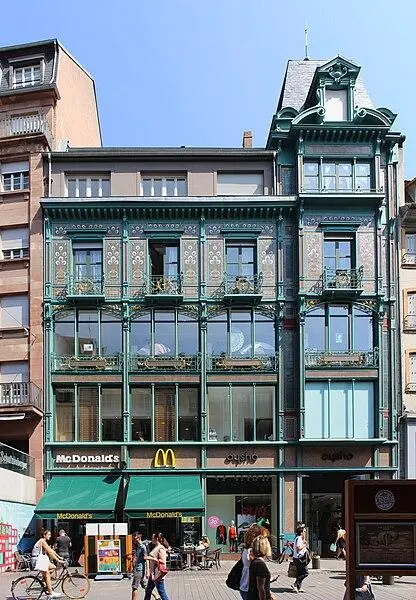 Foto de Edificio - Chabe01 - © Creative Commons (https://creativecommons.org/licenses/by-sa/4.0/deed.fr)