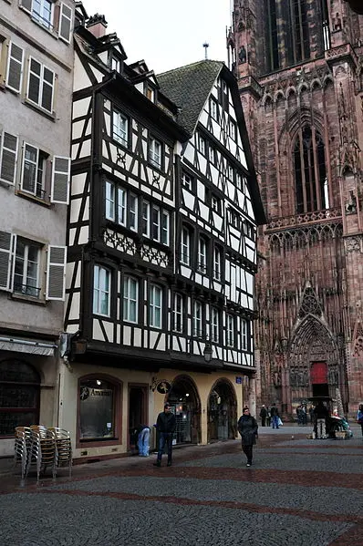 Foto de Edificios - Ralf Roletschek - © Creative Commons (https://creativecommons.org/licenses/by-sa/4.0/deed.fr)