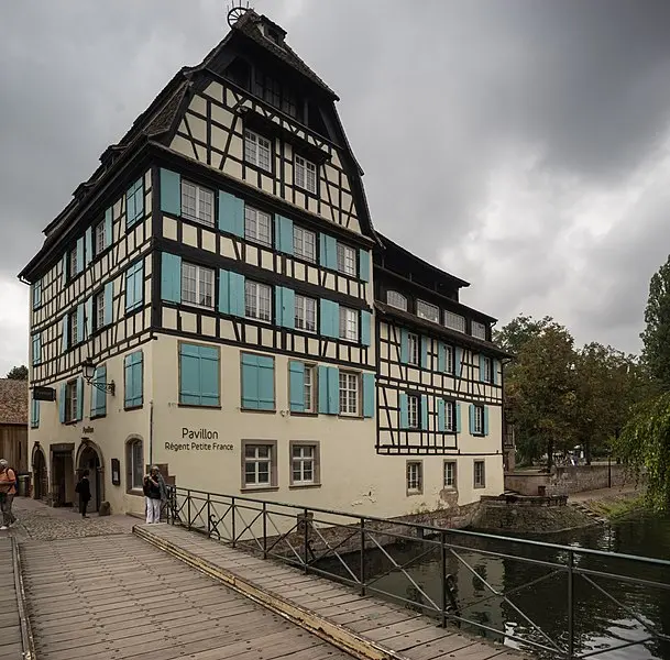 Foto de Edificio - Pedro J Pacheco - © Creative Commons (https://creativecommons.org/licenses/by-sa/4.0/deed.fr)