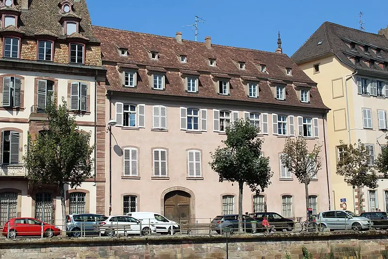 Foto de Edificio - Chabe01 - © Creative Commons (https://creativecommons.org/licenses/by-sa/4.0/deed.fr)