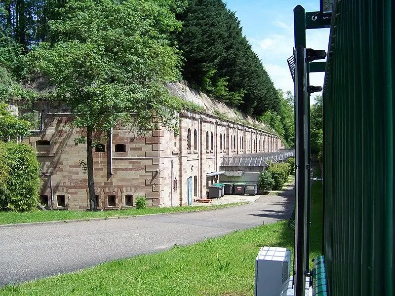 Foto von Saint-Sava Chapel von Fort Foch, ehemaliger Fort Kronprinz, derzeit Fakultät für Primatologie - Setec - © Creative Commons (https://creativecommons.org/licenses/by-sa/4.0/deed.fr)
