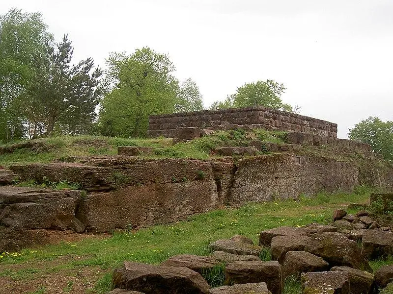 Foto von Château-Fort du Warthenberg (Daubenschlagfelsen) (auch in der Gemeinde Dossenheim-Sur-Zinsel) - Ralf Schulze de Koblenz, Germany - © Creative Commons (https://creativecommons.org/licenses/by-sa/4.0/deed.fr)