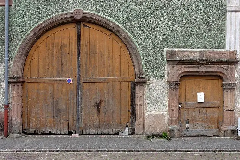 Foto von Ehemaliger Zehnten Innenhof - © Ralph Hammann - Wikimedia Commons - © Creative Commons (https://creativecommons.org/licenses/by-sa/4.0/deed.fr)